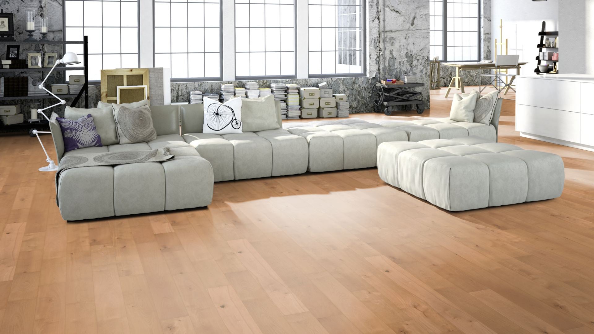 Buche gedämpft Eleganz/Natur roh, geschliffen Massivholzdiele 20 × 135 mm – Beispielbild Wohnzimmer mit grauem Sofa