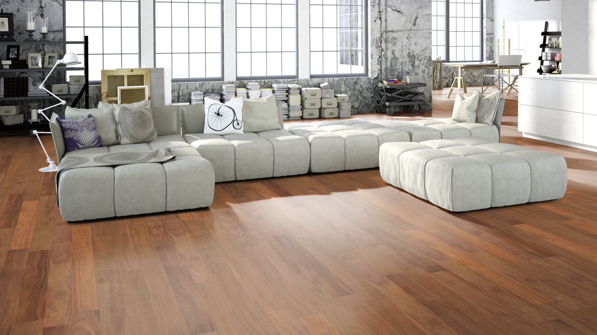 Cumaru Eleganz roh, geschliffen Massivholzdiele 20 × 135 mm – Beispielbild Wohnzimmer mit grauem Sofa