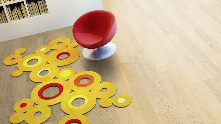 Esche Eleganz roh, geschliffen Massivholzdiele 15 × 130 mm – Beispielbild Wohnzimmer mit rotem Stuhl