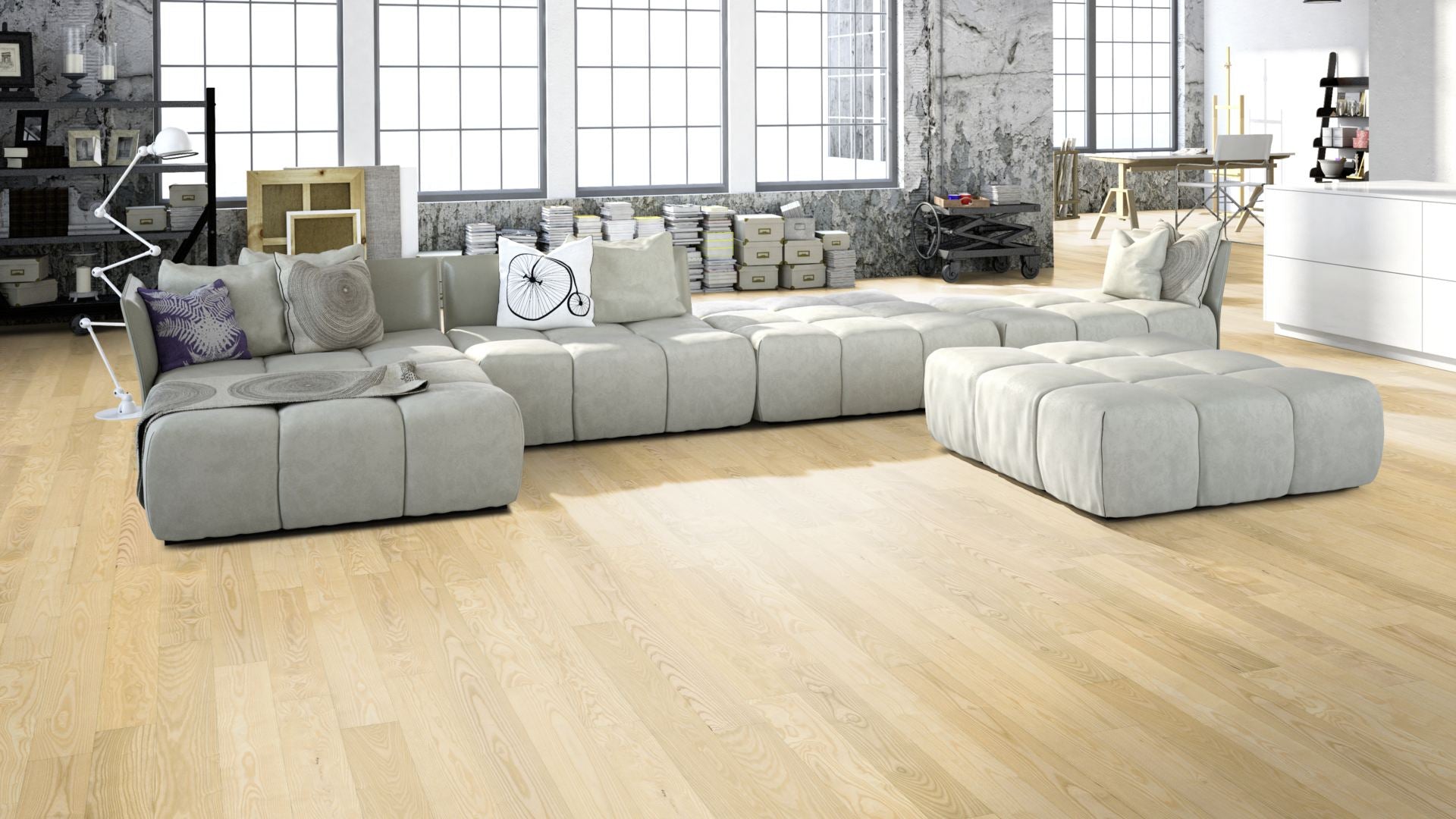 Esche Eleganz gebürstet & geölt, geschliffen Massivholzdiele Beispielbild Wohnzimmer mit grauem Sofa