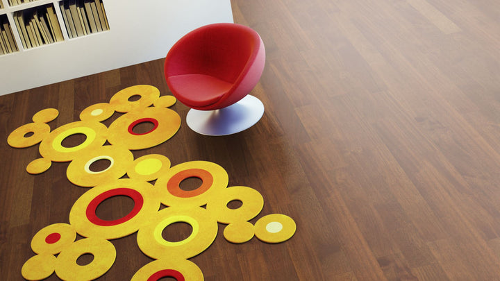 Merbau Eleganz roh, geschliffen Massivholzdiele 15 × 120 mm – Beispielbild Wohnzimmer mit rotem Stuhl