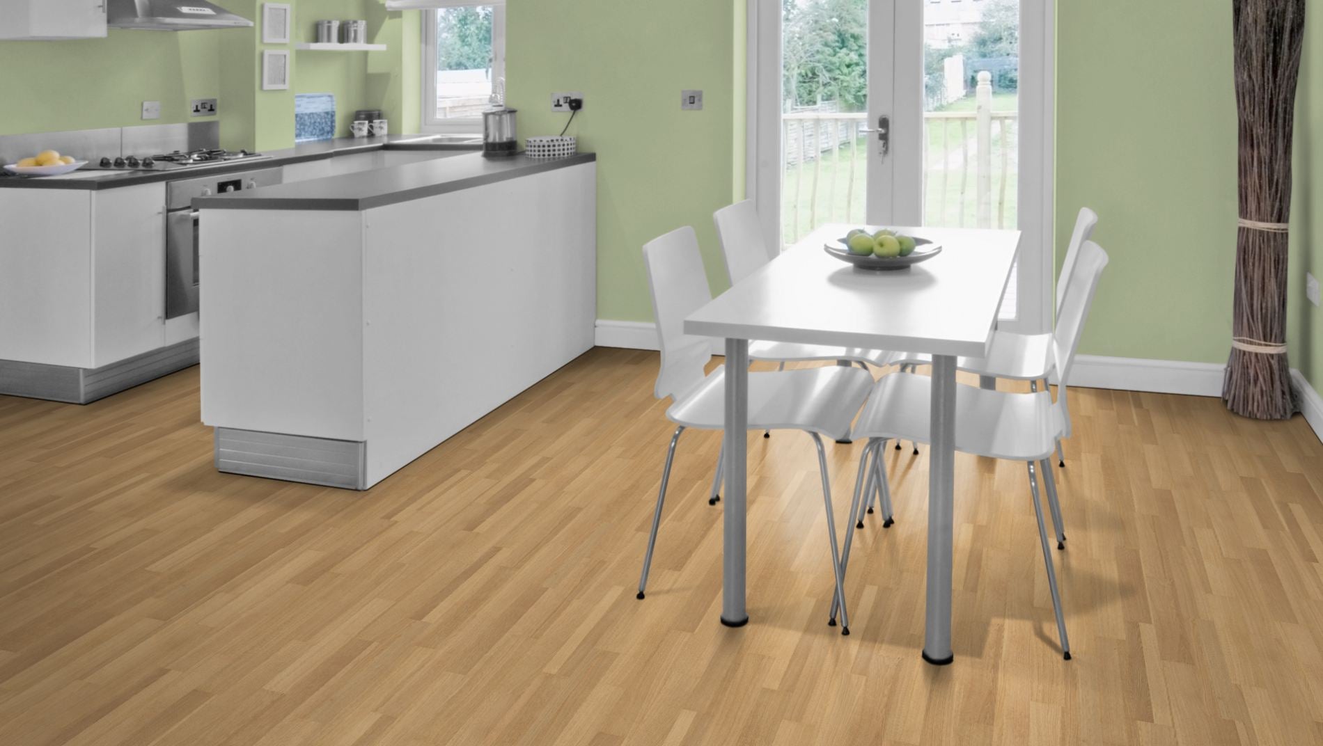 Eiche Stabparkett Exquisit 15 mm roh – Beispielbild moderne Küche mit Esstisch und weißen Möbeln