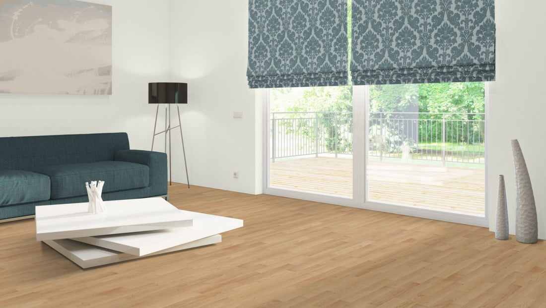 Eiche Stabparkett Select/Natur 15 mm roh – Beispielbild modernes Wohnzimmer mit Sofa und Balkon