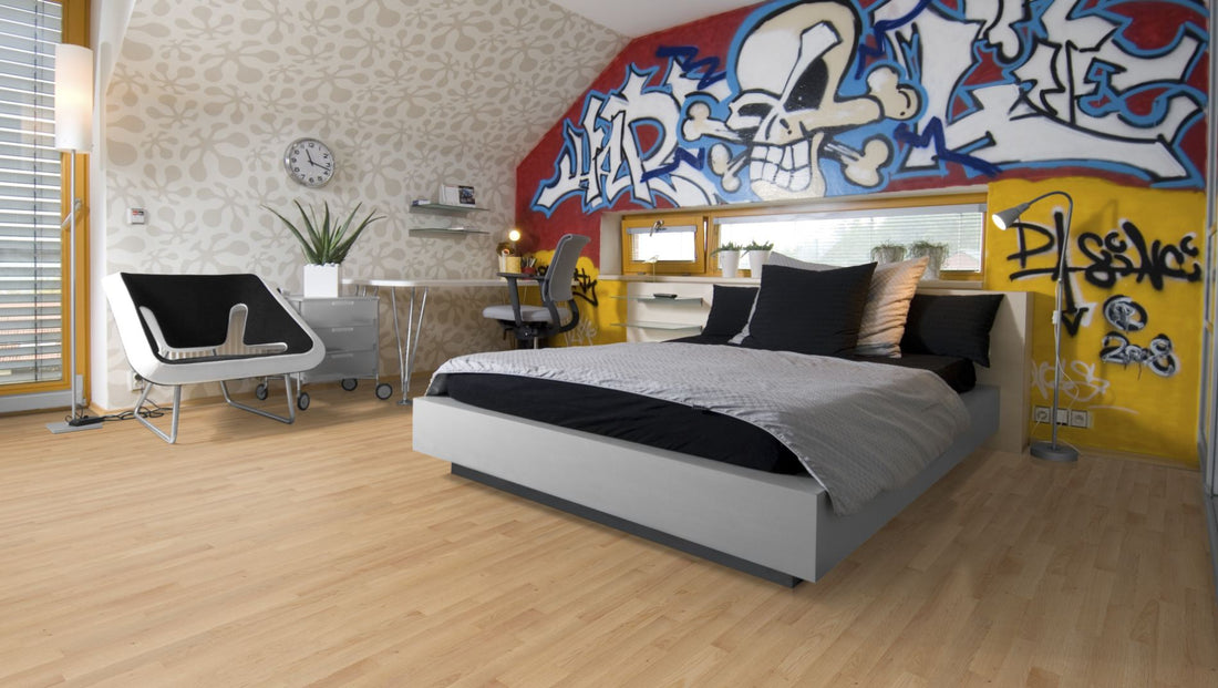 Eiche Stabparkett Select/Natur 15 mm roh – Beispielbild modernes Schlafzimmer mit Graffiti-Wand und Bett