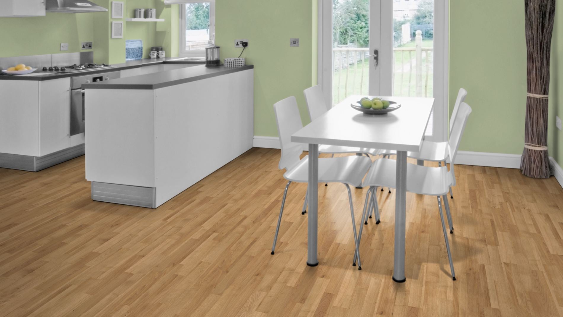 Eiche Stabparkett Naturell 15 mm roh – Beispielbild moderne Küche mit Esstisch und weißen Möbeln