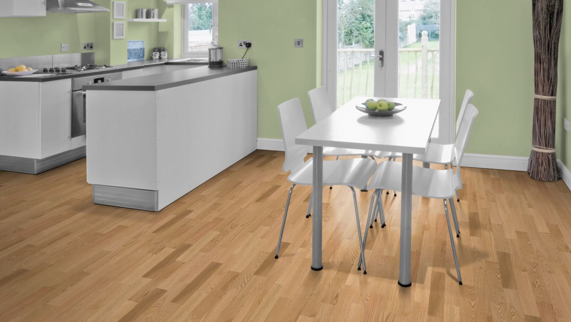 Roteiche Stabparkett Select/Natur 15 mm roh – Beispielbild moderne Küche mit Esstisch und weißen Möbeln