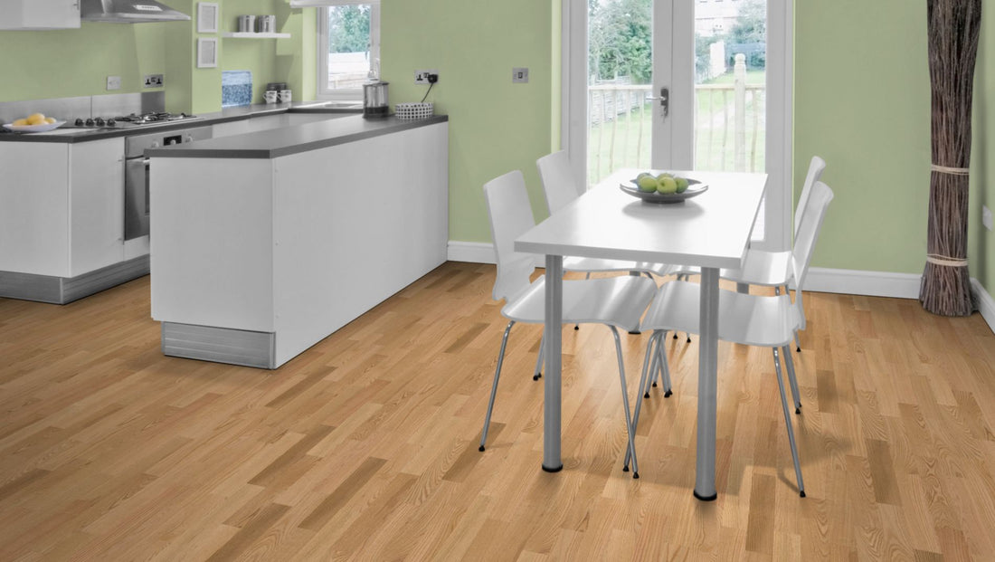 Roteiche Stabparkett Select/Natur 15 mm roh – Beispielbild moderne Küche mit Esstisch und weißen Möbeln