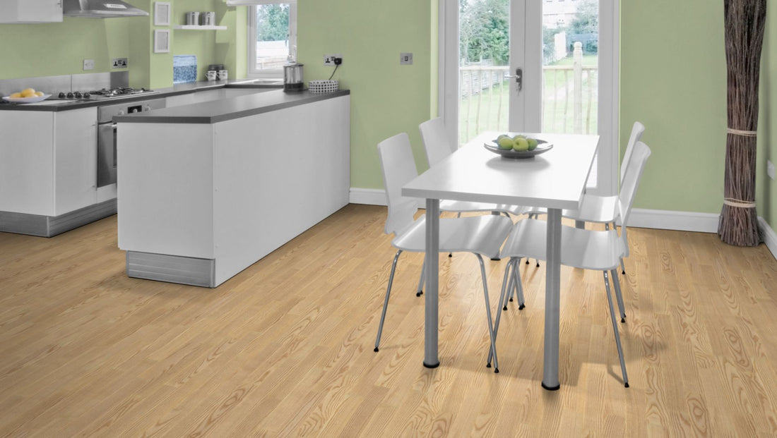 Esche Stabparkett Select/Natur 15 mm roh – Beispielbild moderne Küche mit Esstisch und weißen Möbeln