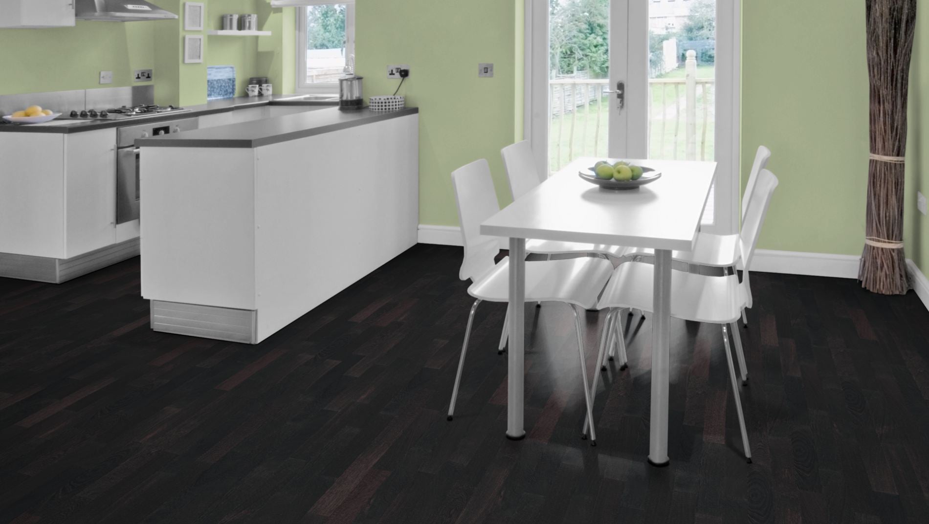 Wenge Stabparkett Natur 15 mm roh – Beispielbild moderne Küche mit Esstisch und weißen Möbeln