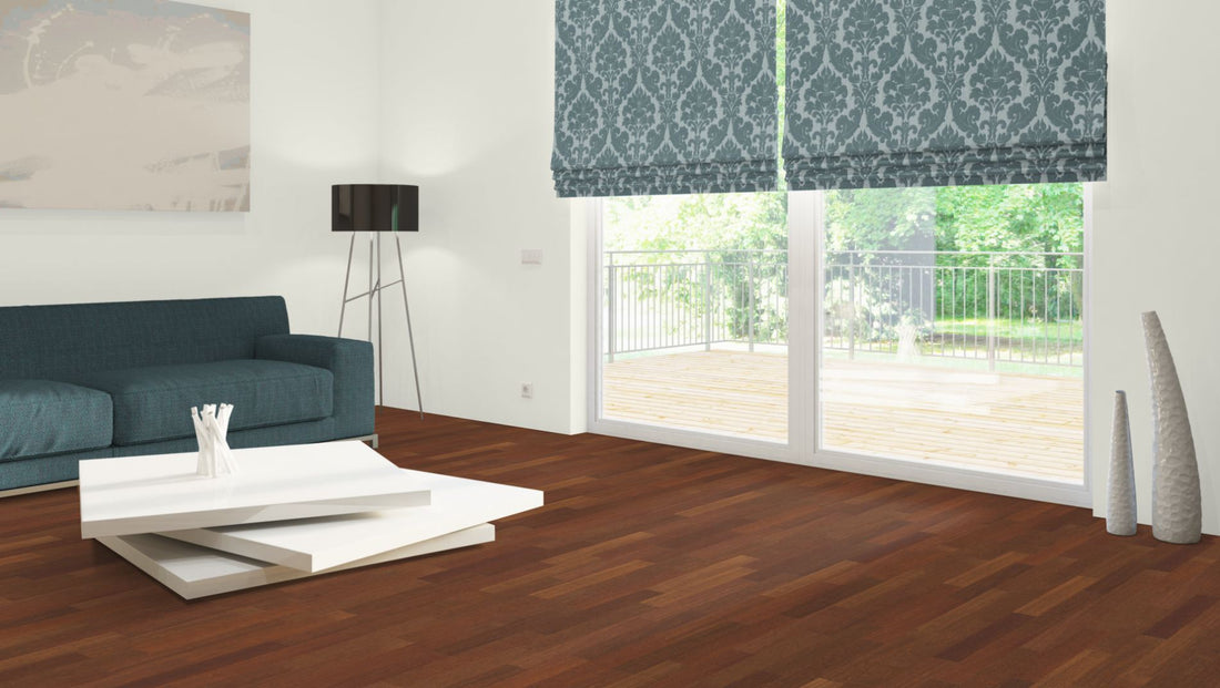 Merbau Stabparkett Natur 15 mm roh – Beispielbild modernes Wohnzimmer mit Sofa und Balkon