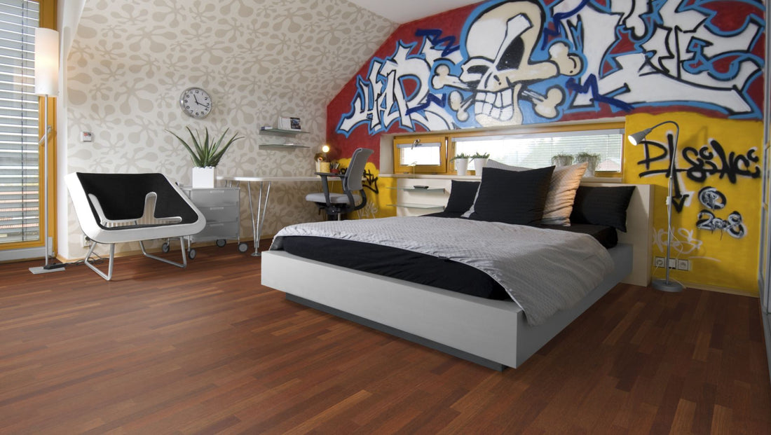 Merbau Stabparkett Natur 15 mm roh – Beispielbild modernes Schlafzimmer mit Graffiti-Wand und Bett