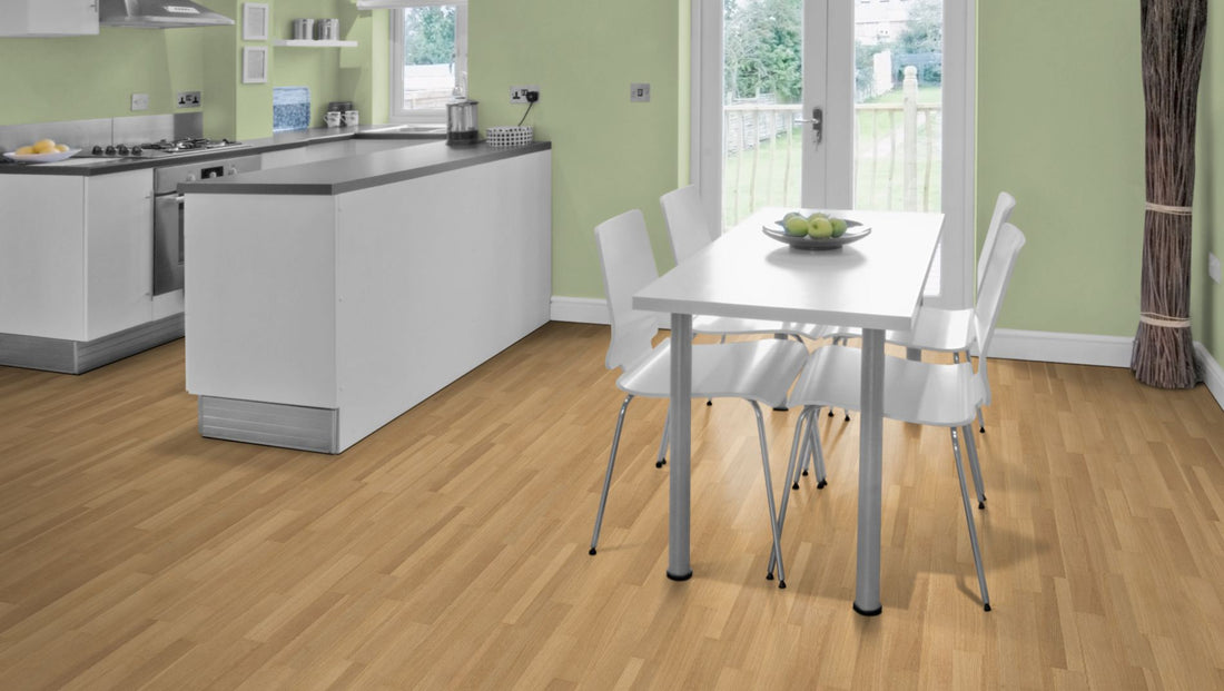 Eiche Stabparkett Exquisit 22 mm roh – Beispielbild moderne Küche mit Esstisch und weißen Möbeln
