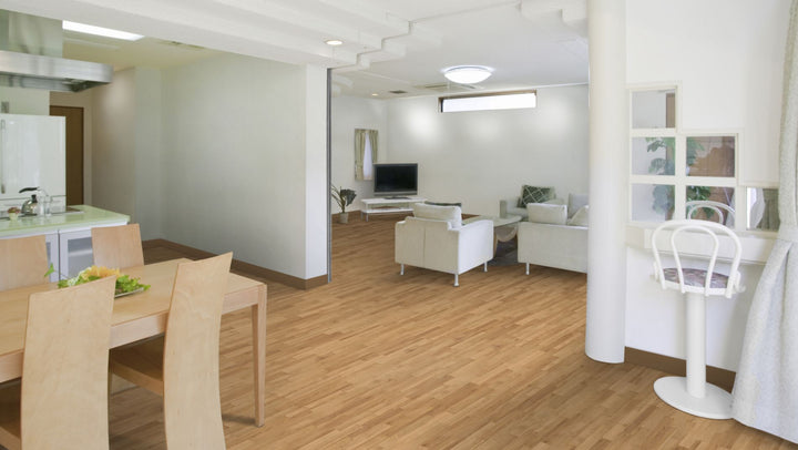 Eiche Stabparkett Naturell 22 mm roh – Beispielbild helles, offenes Wohnzimmer mit Essbereich und Küche