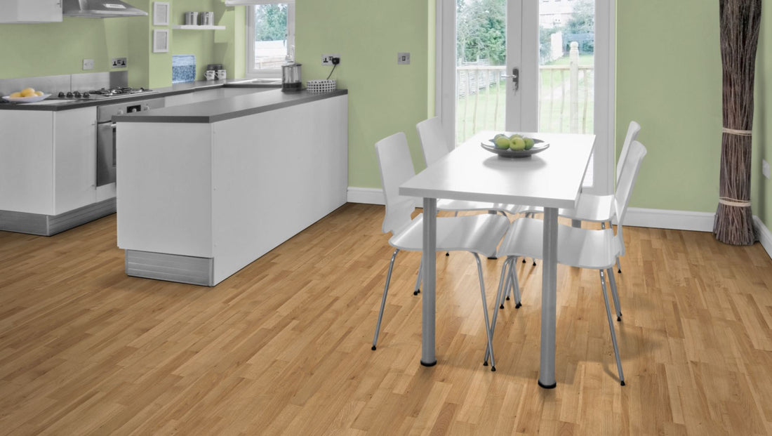 Eiche Stabparkett Naturell 22 mm roh – Beispielbild moderne Küche mit Esstisch und weißen Möbeln