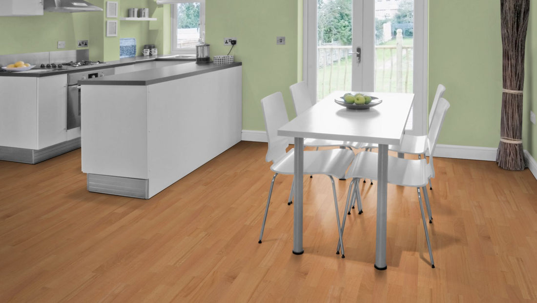 Buche ged. Stabparkett Select/Natur 22 mm roh – Beispielbild moderne Küche mit Esstisch und weißen Möbeln