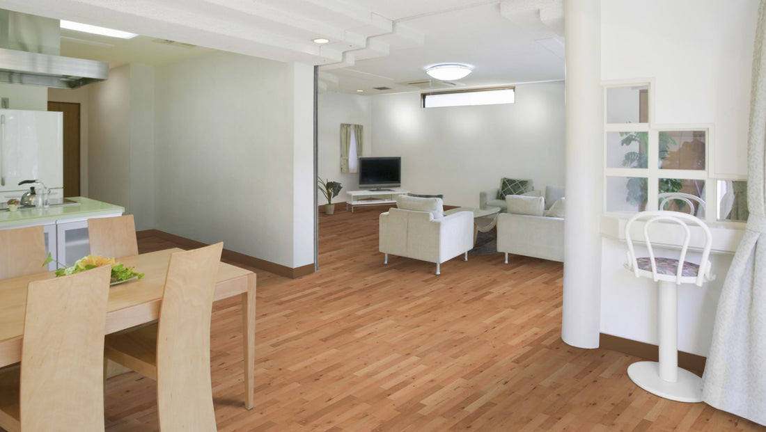 Esche Stabparkett Select/Natur 22 mm roh – Beispielbild helles, offenes Wohnzimmer mit Essbereich und Küche