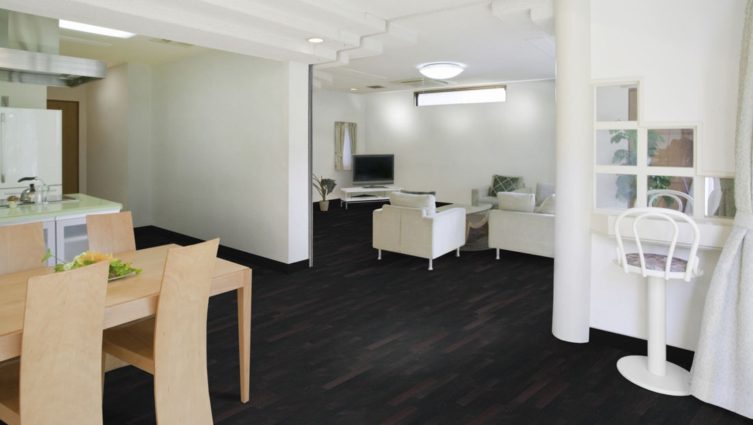 Wenge Stabparkett Natur 22 mm roh – Beispielbild helles, offenes Wohnzimmer mit Essbereich und Küche