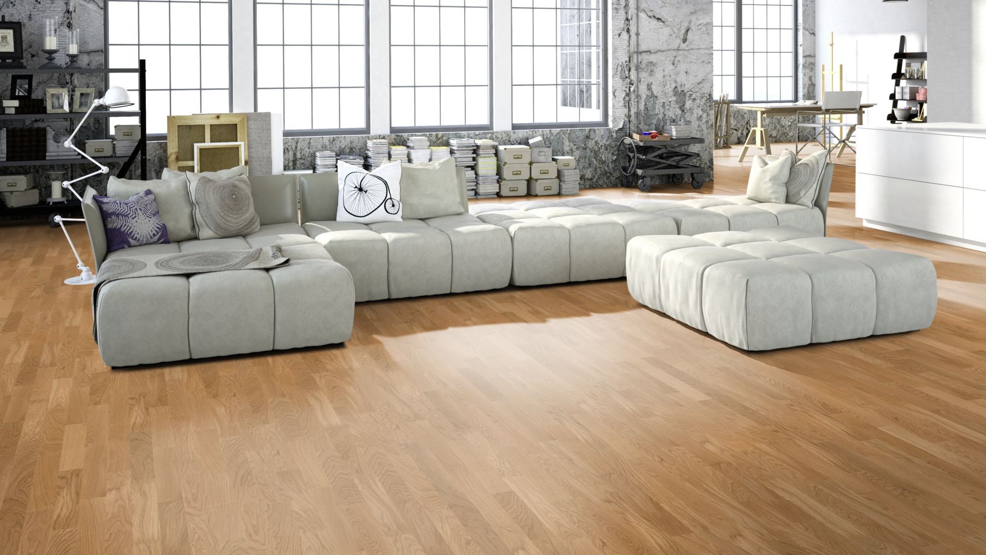 Eiche Nature lackiert (matt) 2-Schicht Fertigparkett Beispielbild Wohnzimmer mit grauem Sofa