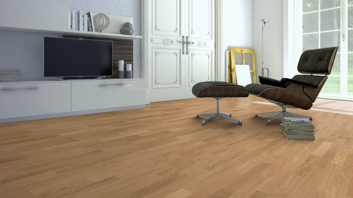 Eiche Nature roh 2-Schicht Fertigparkett Beispielbild Designerstuhl