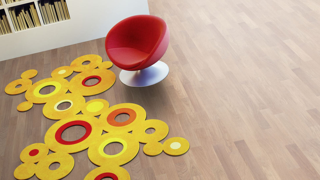 Eiche Nature 15 % weiß geölt 2-Schicht Fertigparkett Beispielbild Wohnzimmer mit rotem Stuhl