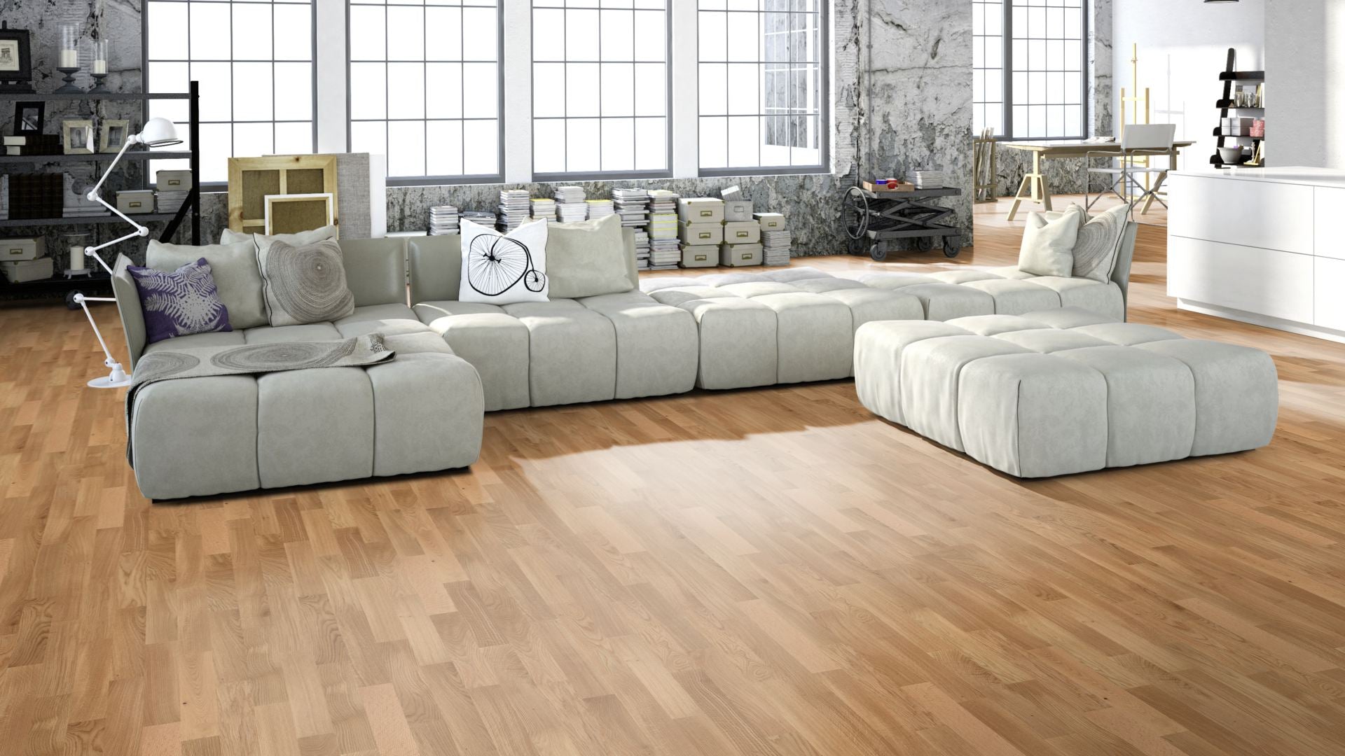 Eiche Object lackiert (matt) 2-Schicht Fertigparkett Beispielbild Wohnzimmer mit grauem Sofa