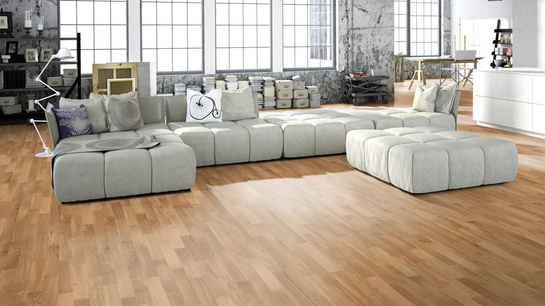 Eiche Object lackiert (matt) 2-Schicht Fertigparkett Beispielbild Wohnzimmer mit grauem Sofa