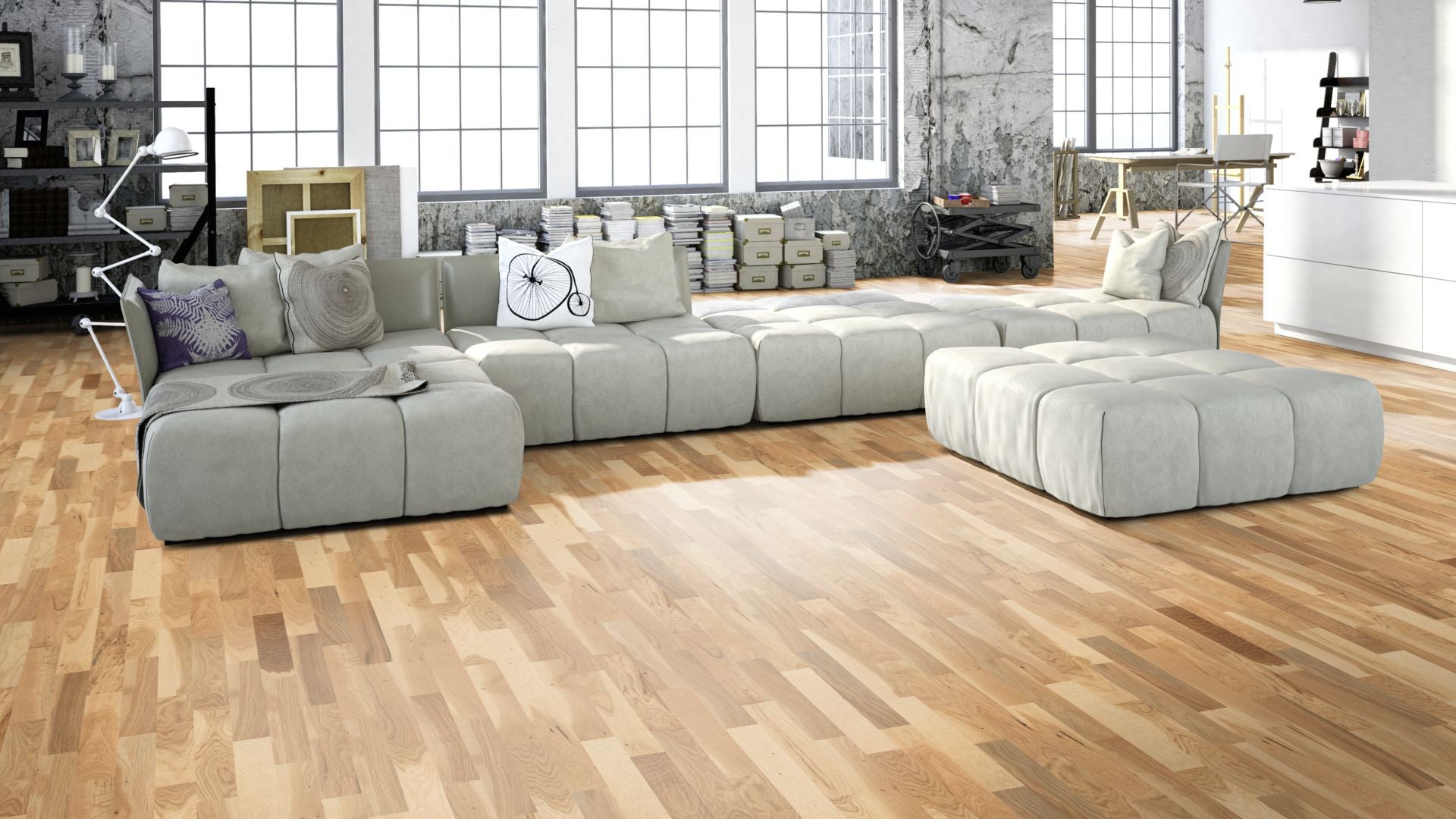 Eiche Rustikal lackiert (matt) 2-Schicht Fertigparkett Beispielbild Wohnzimmer mit grauem Sofa