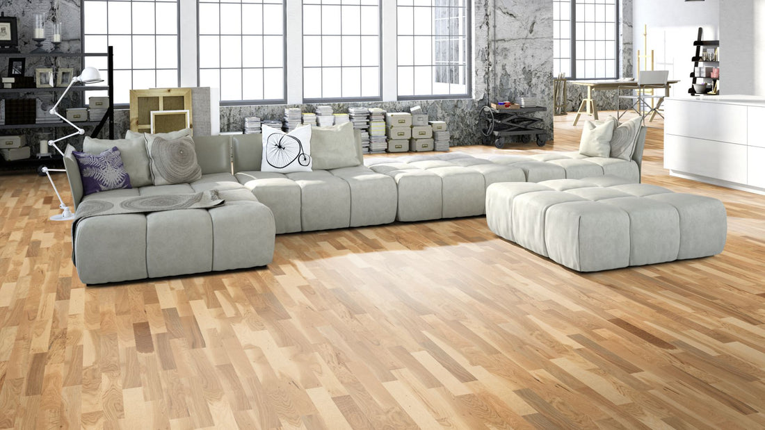 Eiche Rustikal lackiert (matt) 2-Schicht Fertigparkett Beispielbild Wohnzimmer mit grauem Sofa