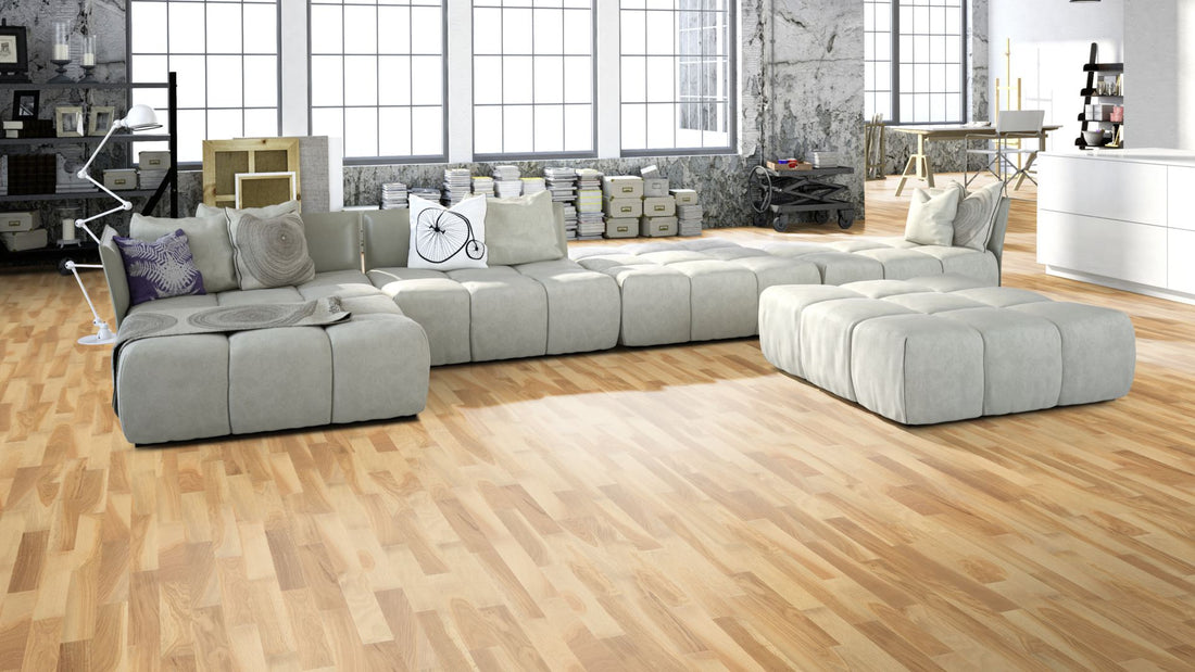 Eiche Rustikal geölt 2-Schicht Fertigparkett Beispielbild Wohnzimmer mit grauem Sofa