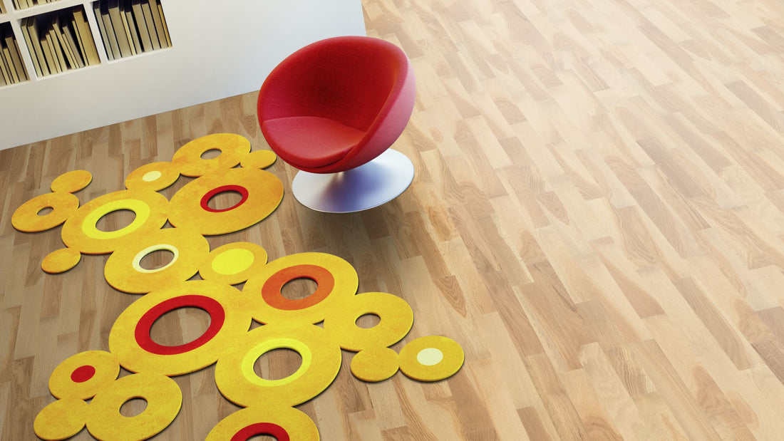 Eiche Rustikal geölt 2-Schicht Fertigparkett Beispielbild Wohnzimmer mit rotem Stuhl