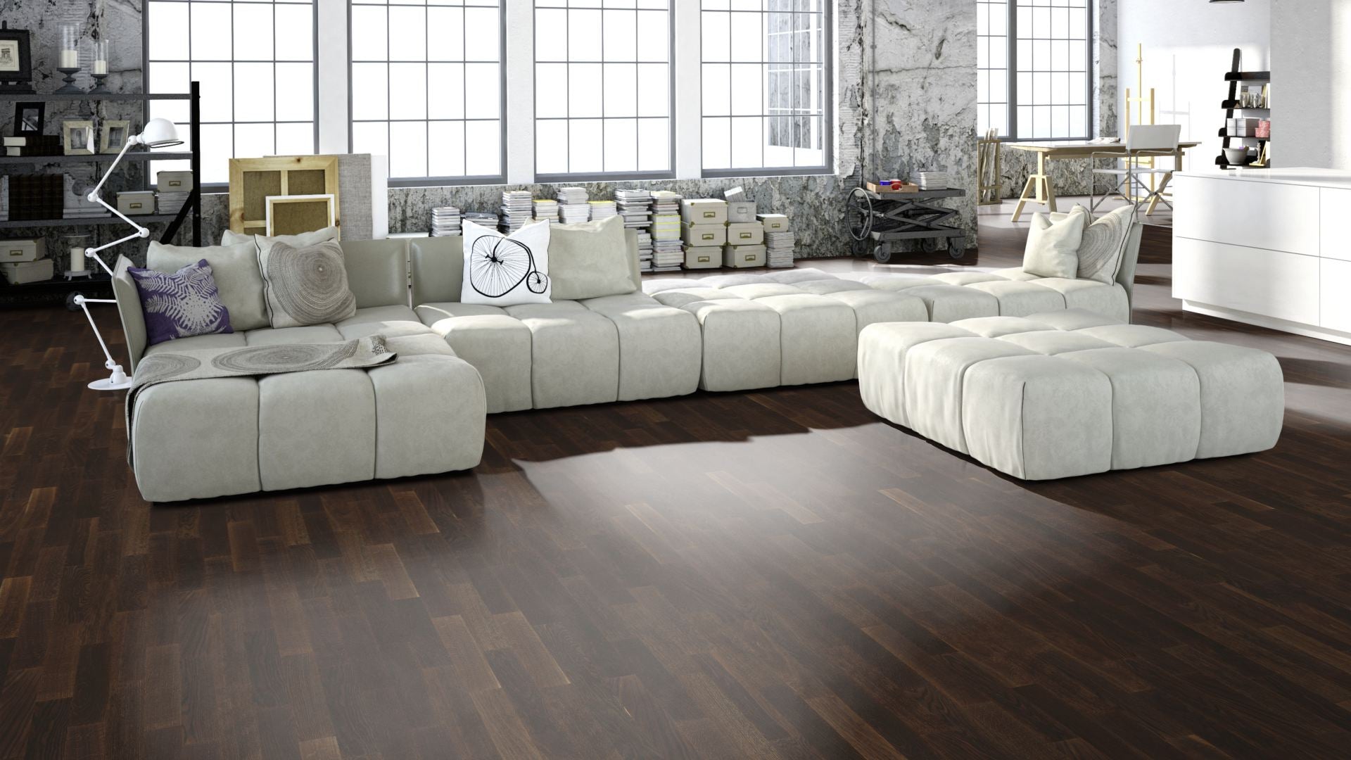 Räuchereiche Select/Nature lackiert (matt) 2-Schicht Fertigparkett Beispielbild Wohnzimmer mit grauem Sofa