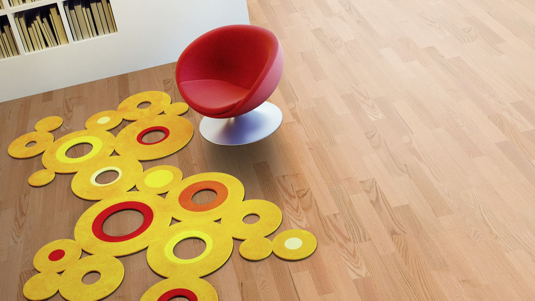 Roteiche Select/Nature lackiert (matt)  2-Schicht Fertigparkett Beispielbild Wohnzimmer mit rotem Stuhl