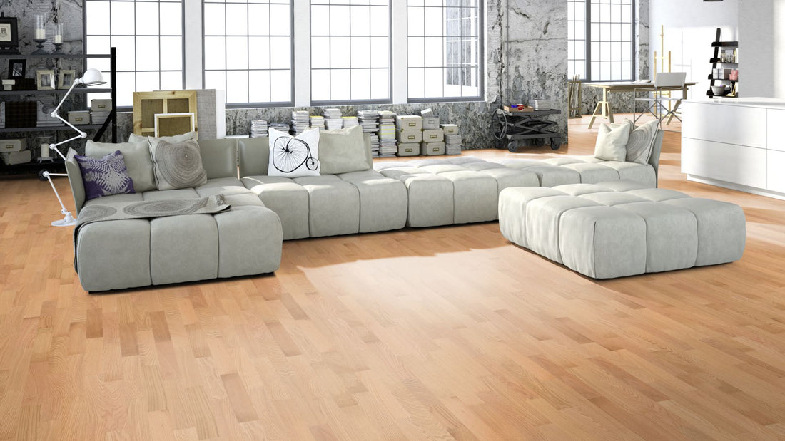 Roteiche Select/Nature geölt 2-Schicht Fertigparkett Beispielbild Wohnzimmer mit grauem Sofa