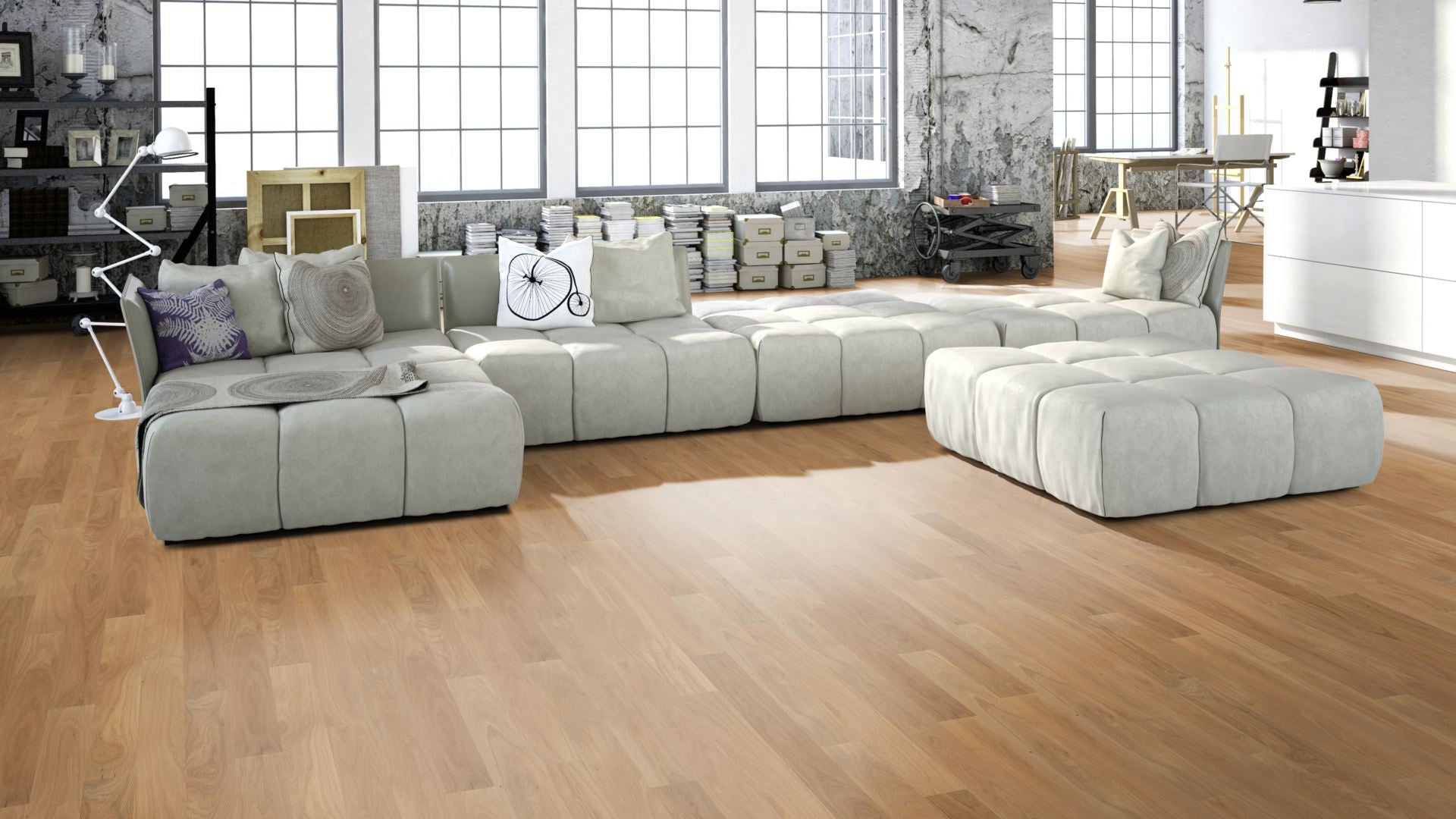 Eiche Nature geölt – 2-Schicht Fertigparkett MAXI Beispielbild Wohnzimmer mit grauem Sofa