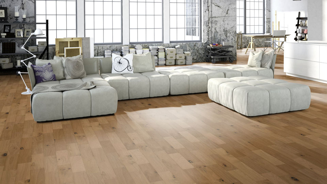 Eiche Project – geölt 2-Schicht Fertigparkett MAXI XL Beispielbild Wohnzimmer mit grauem Sofa