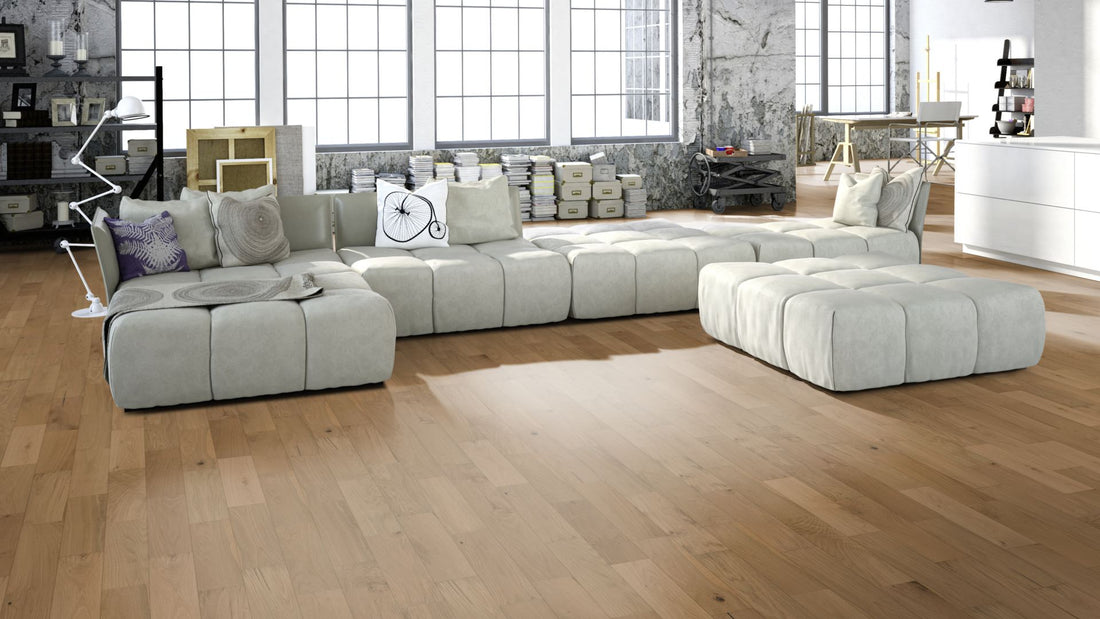Eiche Project lackiert (matt) – 2-Schicht Fertigparkett MAXI XL Beispielbild Wohnzimmer mit grauem Sofa