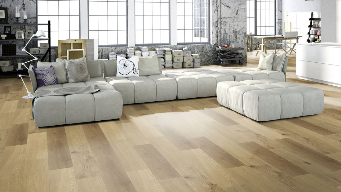 Eiche Projectfarblos geölt 3-Schicht Schlossdiele Beispielbild Wohnzimmer mit grauem Sofa