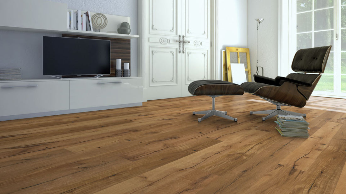 Eiche Classic gebürstet & farblos geölt 3-Schicht Landhausdiele Click Beispielbild Designerstuhl