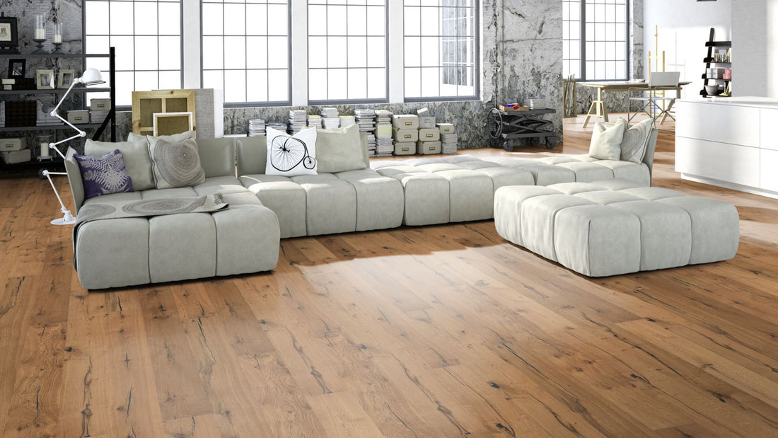 Eiche Classic gebürstet & farblos geölt 3-Schicht Landhausdiele Click Beispielbild Wohnzimmer mit grauem Sofa