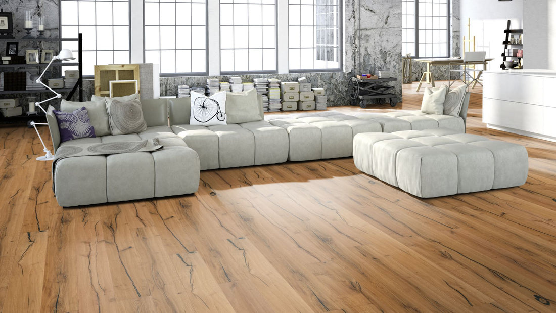 Eiche Classic handgehobelt & farblos geölt 3-Schicht Landhausdiele Click Beispielbild Wohnzimmer mit grauem Sofa
