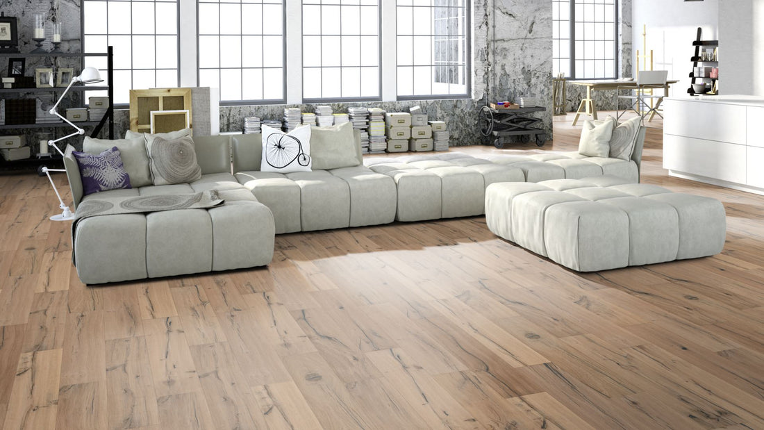 Eiche Classic handgehobelt, gebürstet & invisible geölt 3-Schicht Landhausdiele Click Beispielbild Wohnzimmer mit grauem Sofa