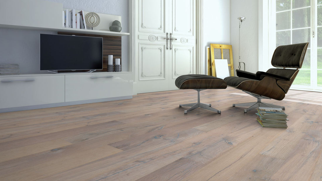 Eiche Classic gebürstet & 15 % weiß geölt 3-Schicht Landhausdiele Click Beispielbild Designerstuhl
