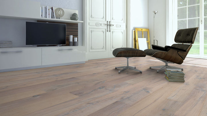 Eiche Classic gebürstet & 15 % weiß geölt 3-Schicht Landhausdiele Click Beispielbild Designerstuhl