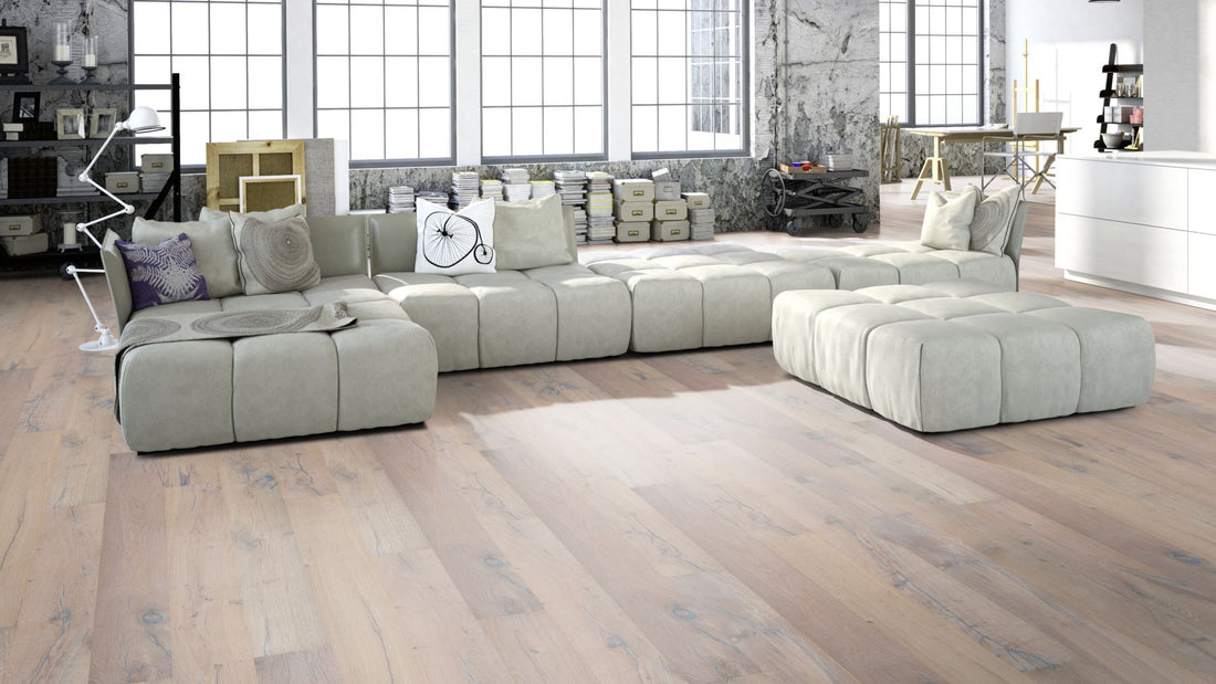 Eiche Classic gebürstet & 15 % weiß geölt 3-Schicht Landhausdiele Click Beispielbild Wohnzimmer mit grauem Sofa