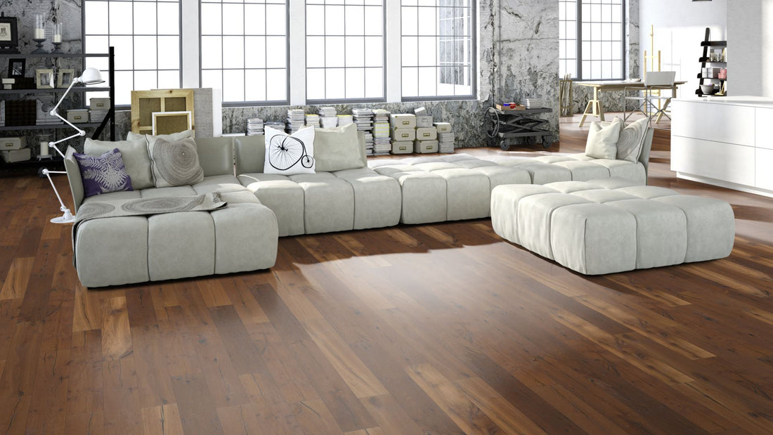 Räuchereiche Classic gebürstet & farblos geölt 3-Schicht Landhausdiele Click Beispielbild Wohnzimmer mit grauem Sofa