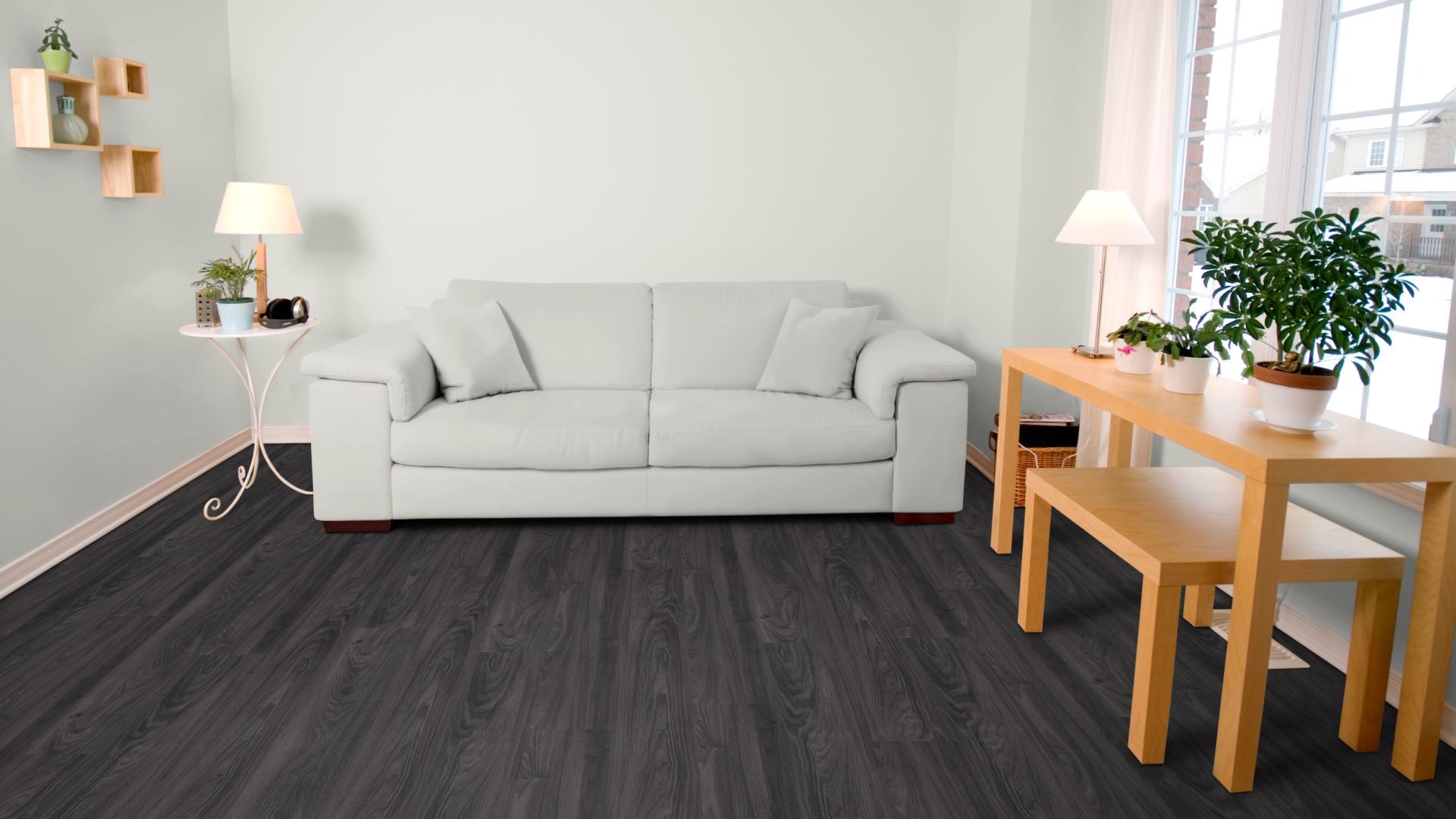 Zeus Traffic Vinyl Designboden Click 5,0 × 182 × 1220 mm – Beispielbild Wohnzimmer mit grauem Sofa