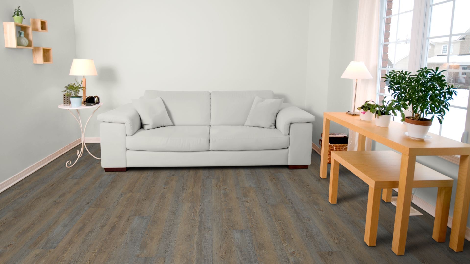 Pluto Traffic Vinyl Designboden Click 5,0 × 182 × 1220 mm – Beispielbild Wohnzimmer mit grauem Sofa