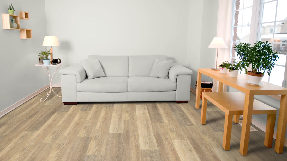 Luna Traffic Vinyl Designboden Click 5,0 × 182 × 1220 mm – Beispielbild Wohnzimmer mit grauem Sofa