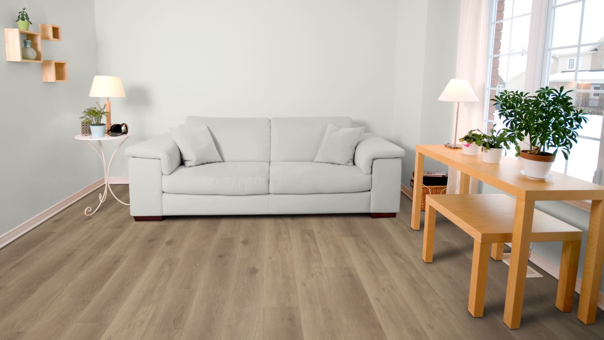 Juno Traffic Vinyl Designboden Click 5,0 × 182 × 1220 mm – Beispielbild Wohnzimmer mit grauem Sofa