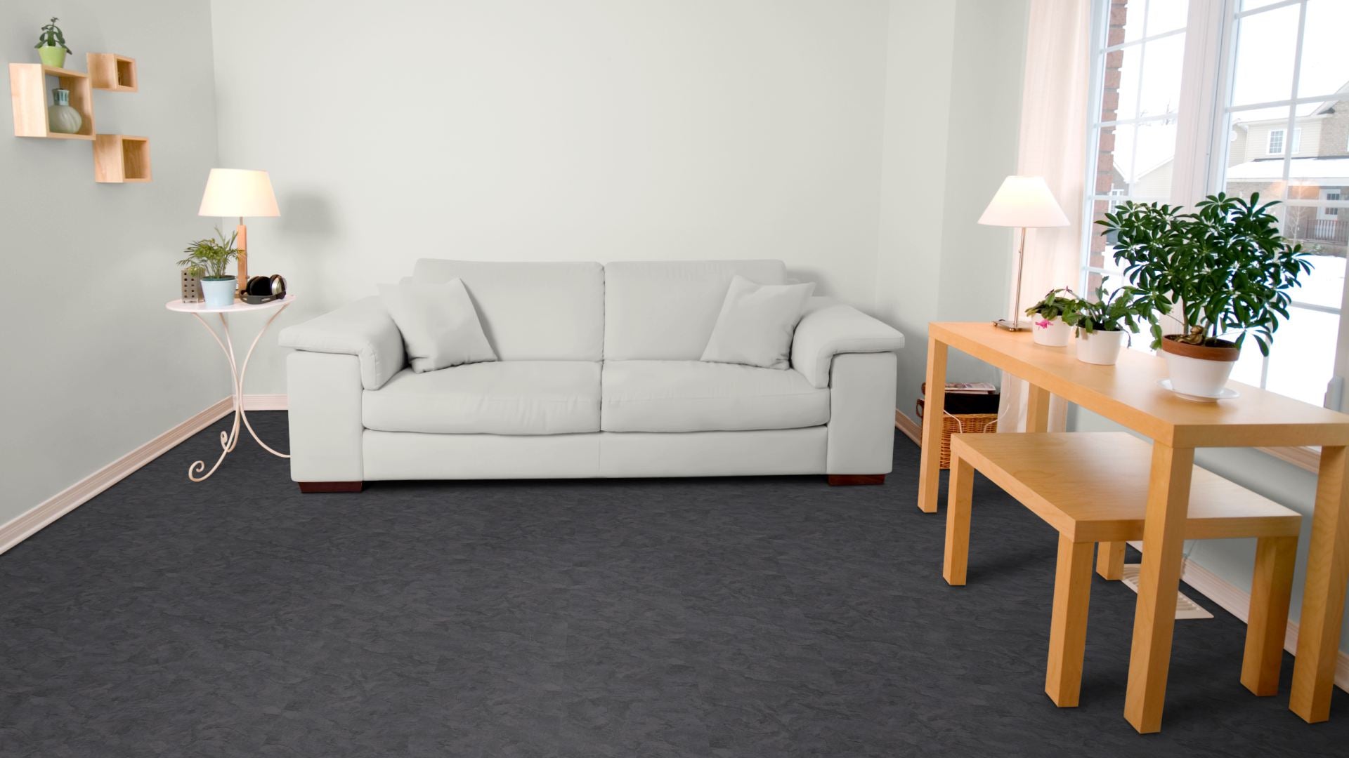 Erebos Traffic Vinyl Designboden Click 5,0 × 305 × 610 mm – Beispielbild Wohnzimmer mit grauem Sofa